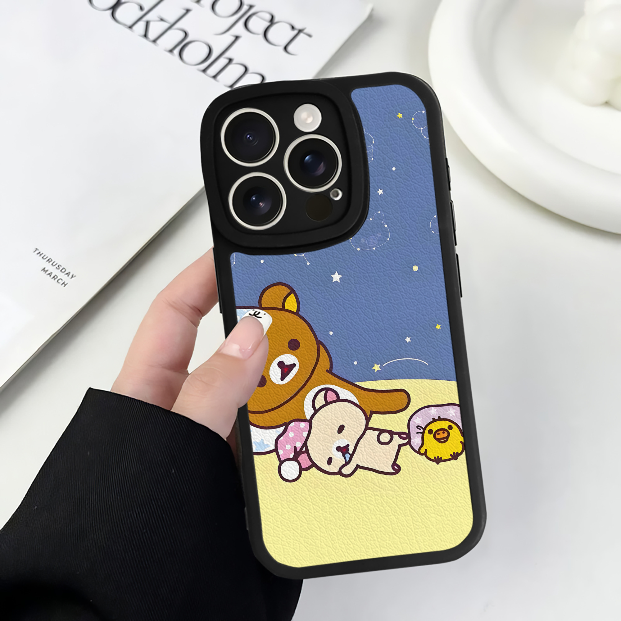 （画像用） リラックマ リラックマ キイロイトリ Rilakkuma Korilakkuma Kiiroitori 【iPhone 16シリーズ対応】シリコンスマホケース（レザー調） 材質：シリコン